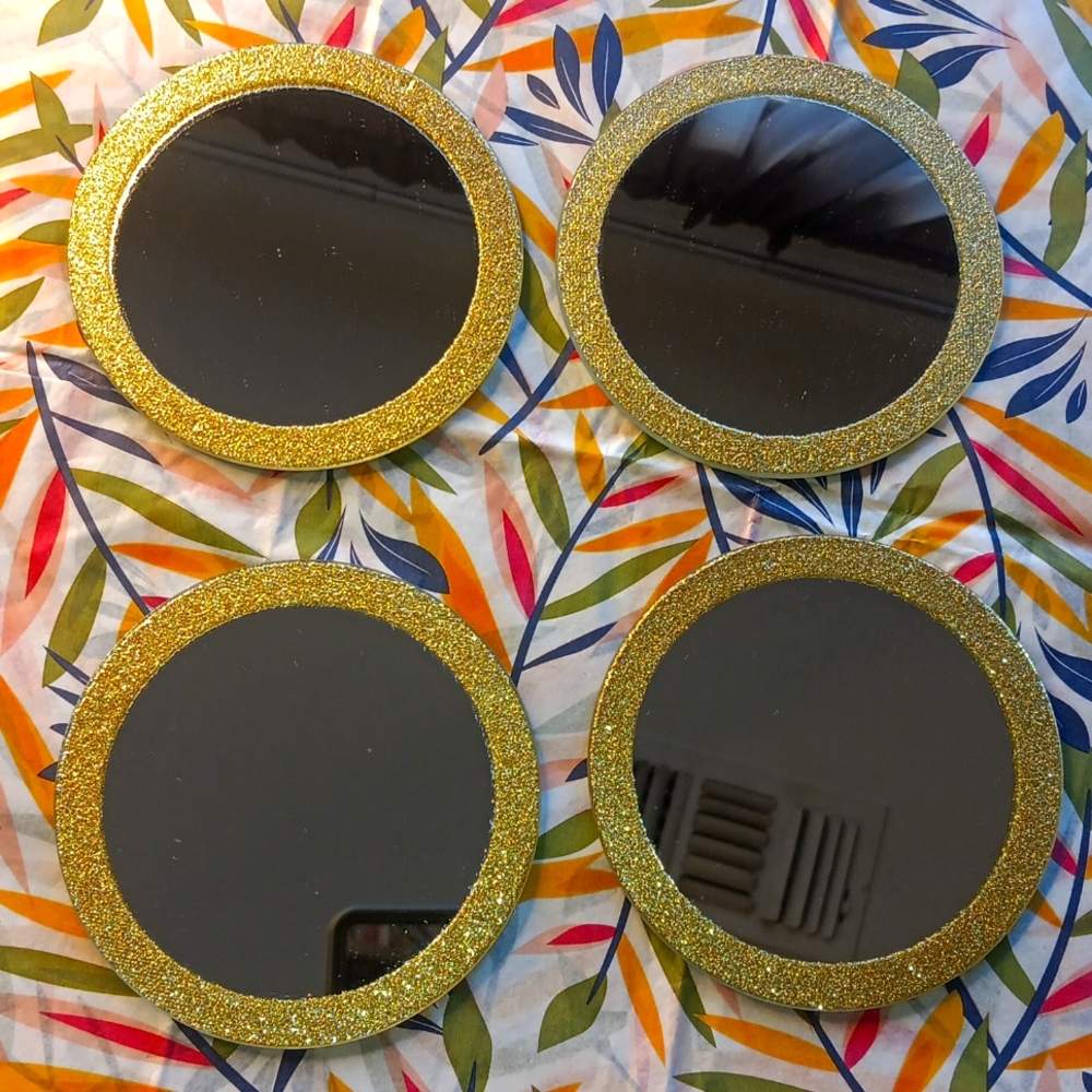 NWT. 4 MIRRORED COASTERS WITH GLITTER EDGES.